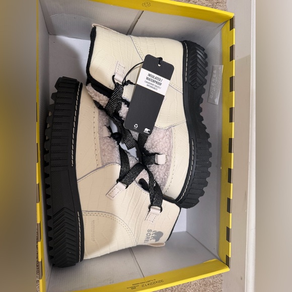 “New” Sorel Cream and Black Insulated Boots size5 regular price $149 - Picture 2 of 7